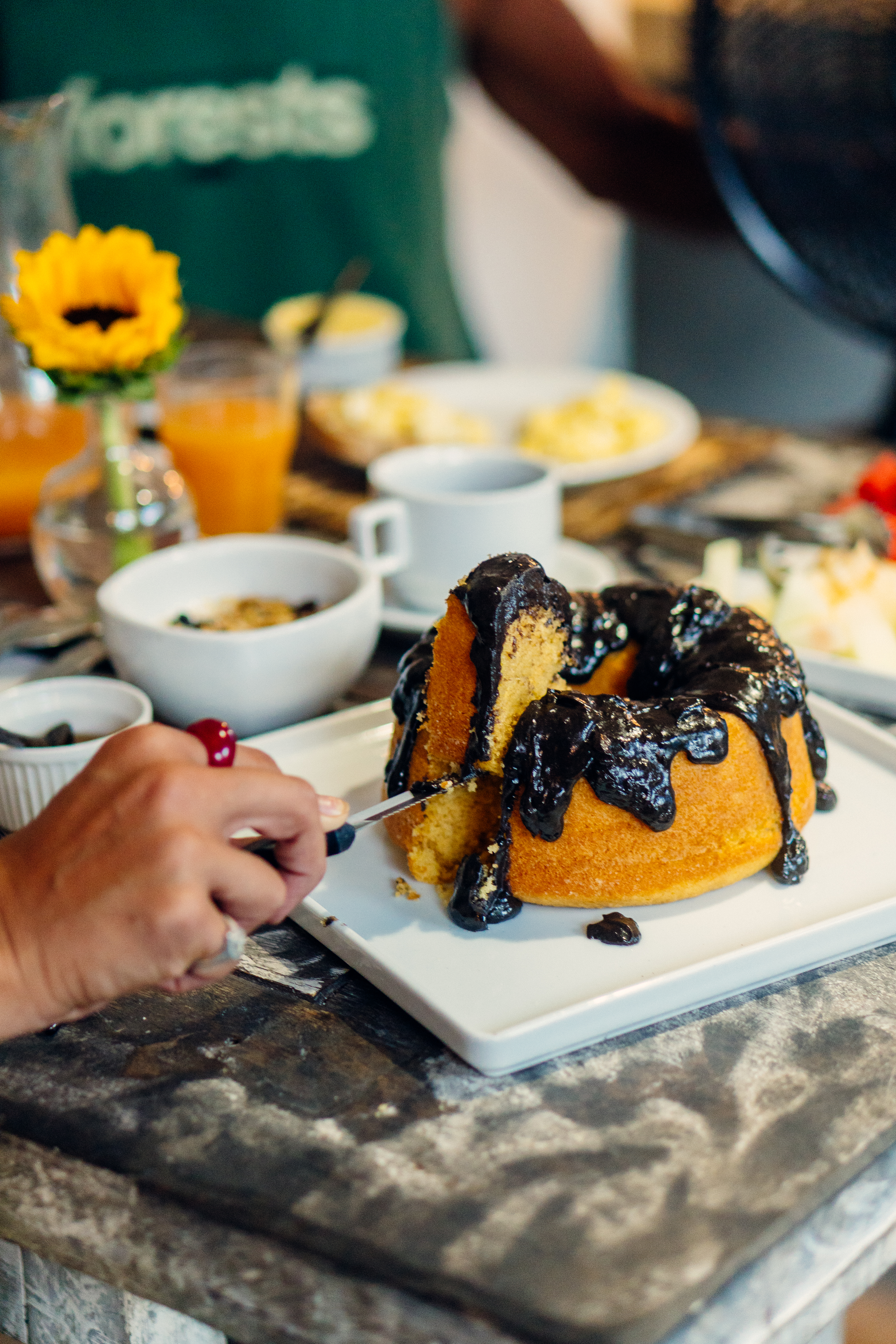 Café da manhã artesanal com bolo de fubá e calda de chocolate