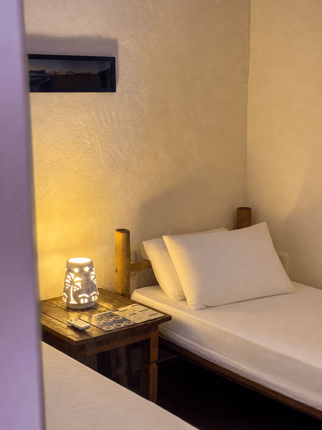Quarto solteiro com luminária de palha