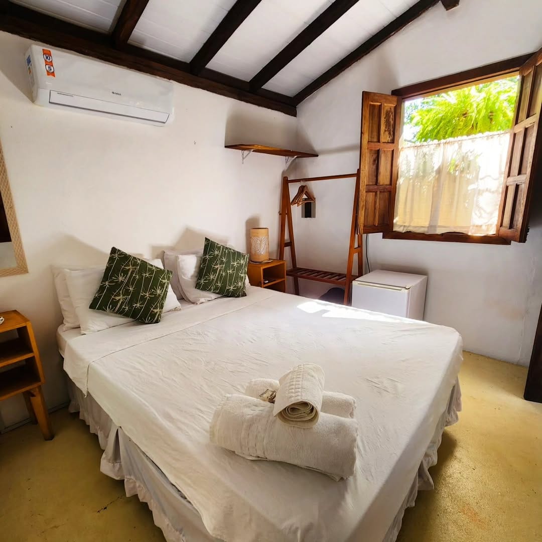 Quarto charmoso com porta de madeira para o jardim
