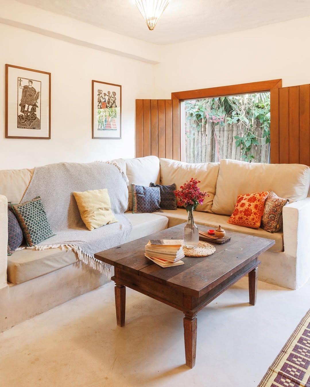 Quarto da Casa do Santo com macramê laranja e arte de cordel
