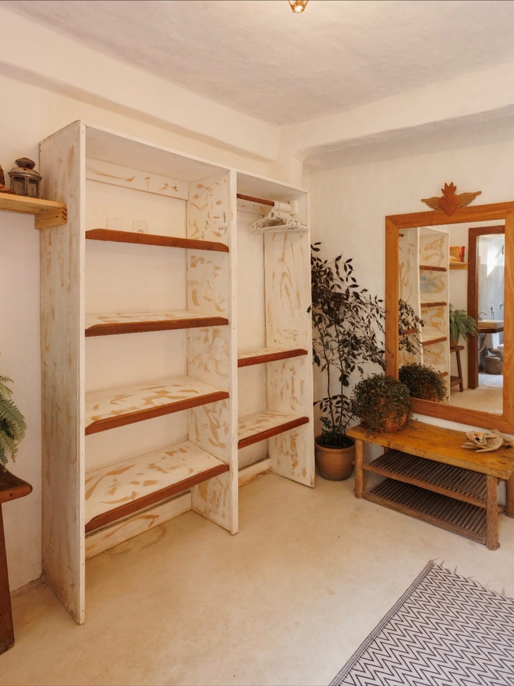 Quarto da Casa do Santo com chapéu de palha na parede