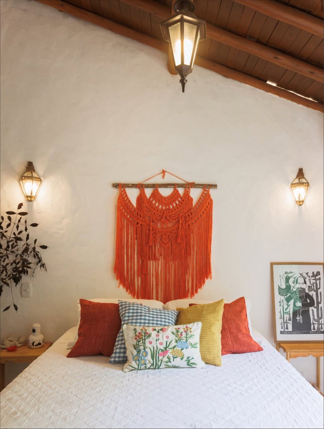 Quarto da Casa São Francisco com macramê e luminárias