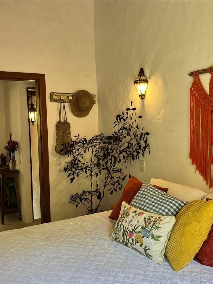 Quarto da Casa São Francisco com chapéu de palha e macramê