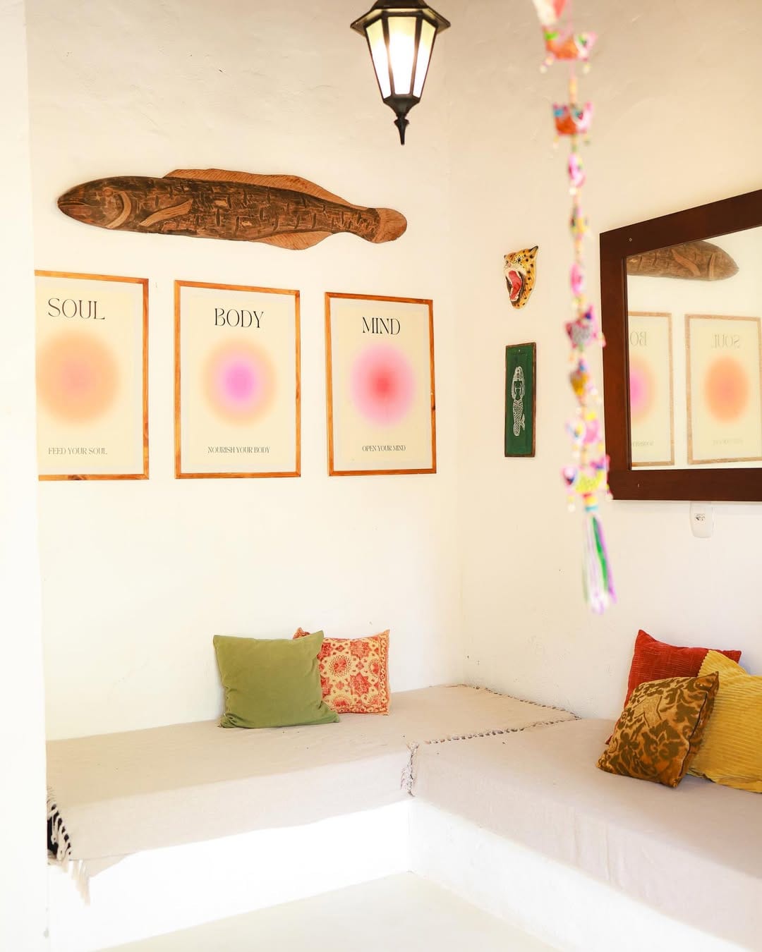Sala de estar da Casa São Francisco com quadros Soul Body Mind