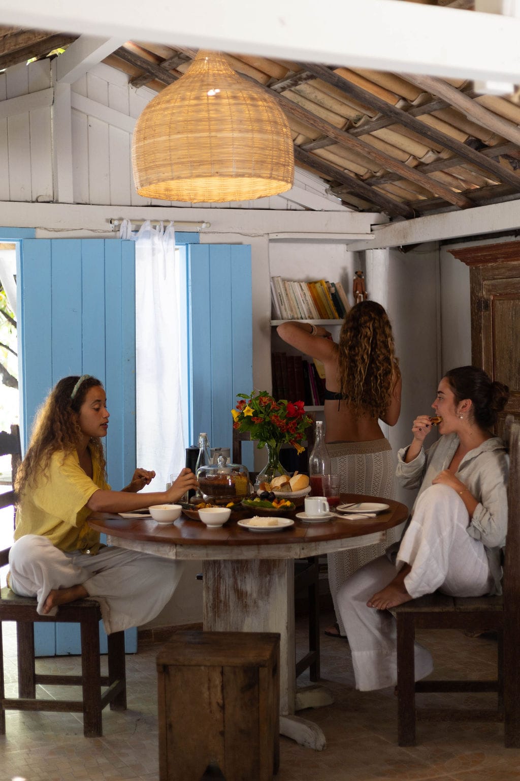 Café da manhã na sala da Vila Bahia