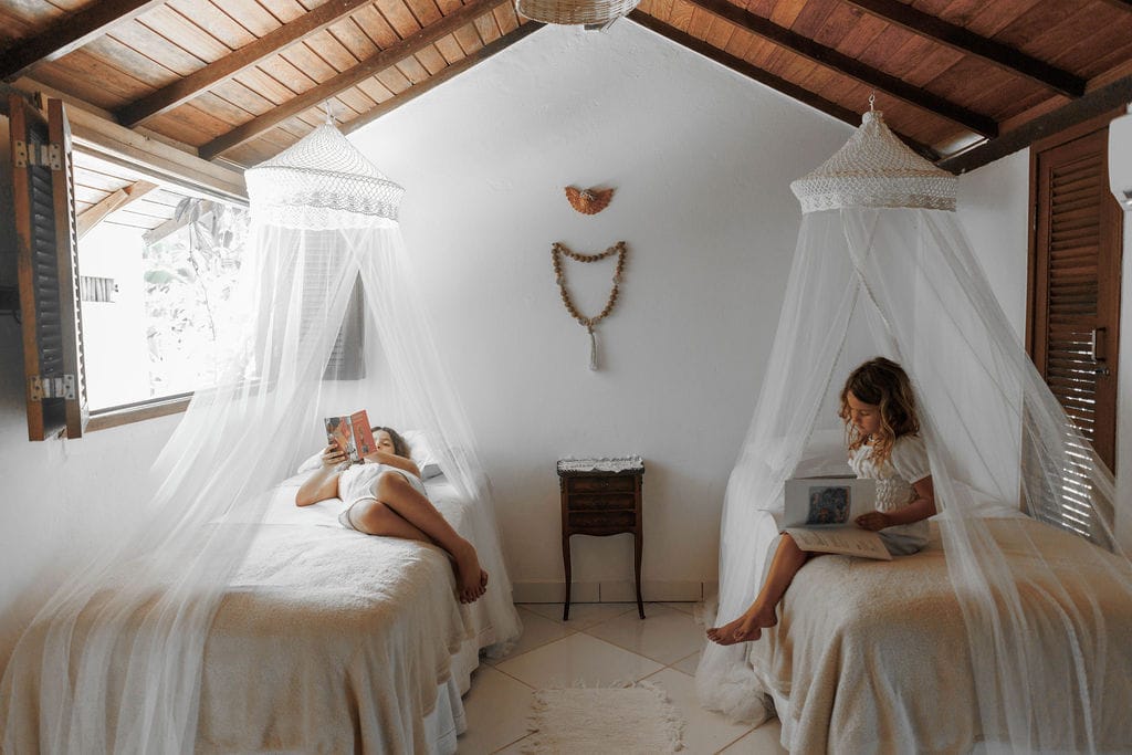 Quarto duplo da Vila Bahia com dois dosséis brancos